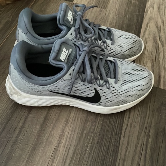 Nike running shoes - Picture 2 of 5